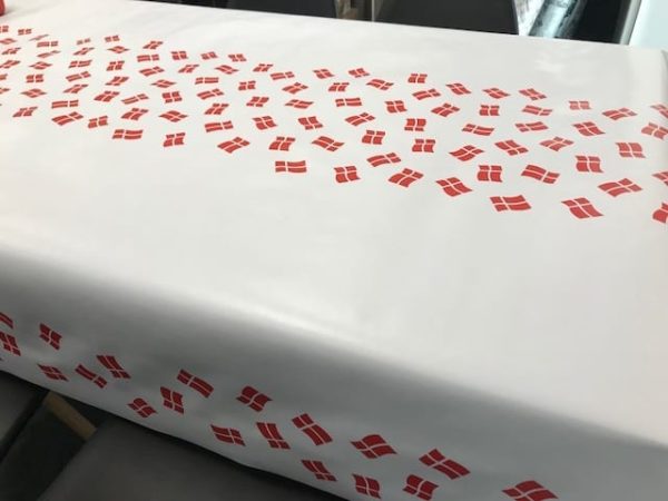 Fødselsdagdug med danske flag fra textilogvoksdug