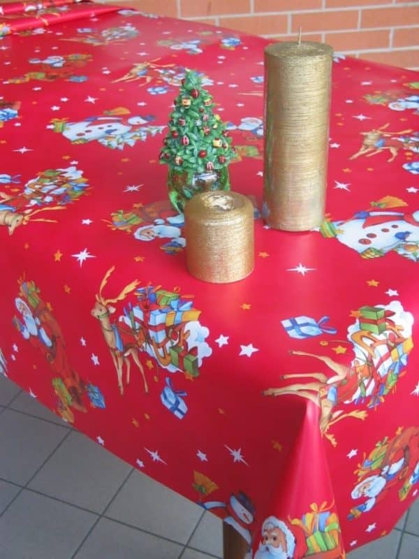 Rød julevoksdug med julemand i kane og snemænd fra textilogvoksdug