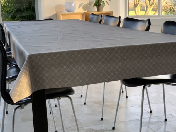 Textildug Lys grå med klassisk firkantet mønster og antiskrid, 140 cm