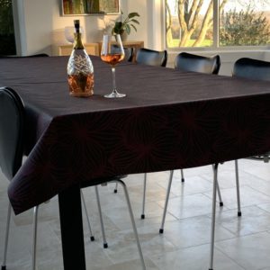Jacquardvævet textildug Bordeaux og sort blomstermønster med antiskrid, 140 cm