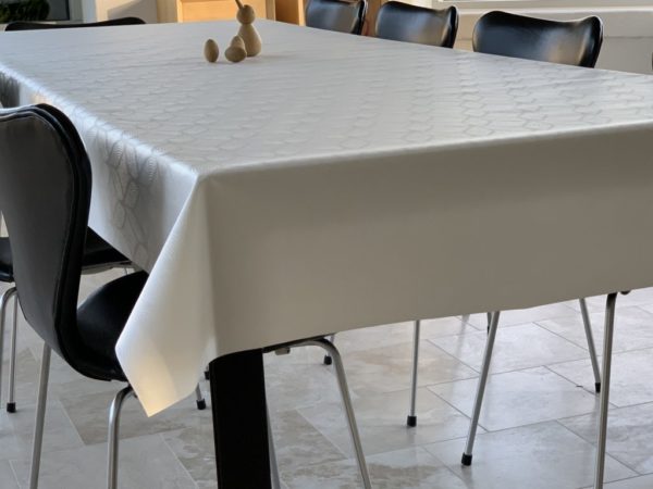 Akryl-/tekstildug Jacquard hvid med hvidt damask mønster, 140 cm fra textilogvoksdug.dk
