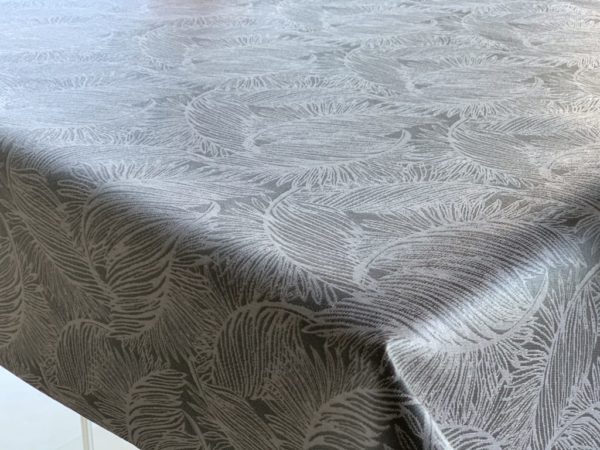 Jacquardvævet textildug Sort med koks bladmønster og antiskrid, 140 cm