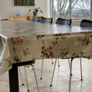 Voksdug Sandfarvet med gammelrosa blomster, 140 cm fra textilogvoksdug.dk