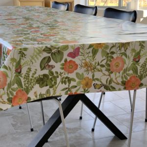 Voksdug med blomster og sommerfugle i forskellige farver, fra textilogvoksdug.dk