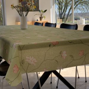 Tekstildug, Lime med lyserøde blomster, 140 cm fra textilogvoksdug.dk