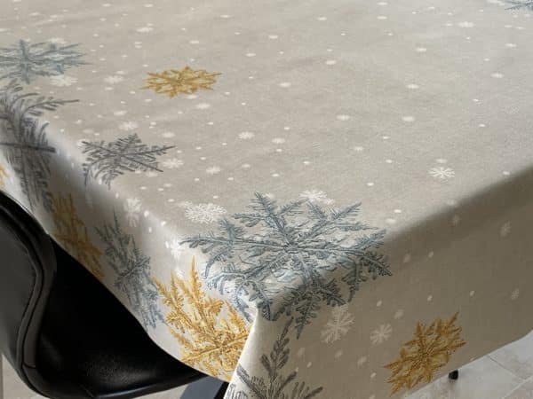 Juleakryl-/tekstildug Lysgrå med sølv og guld snefnug, med antiskrid, 140 cm fra textilogvoksdug.dk