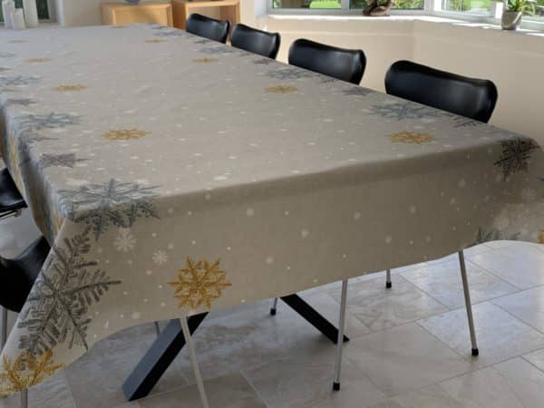 Juleakryl-/tekstildug i Lysgrå med sølv og guld snefnug, med antiskrid, 140 cm fra textilogvoksdug.dk