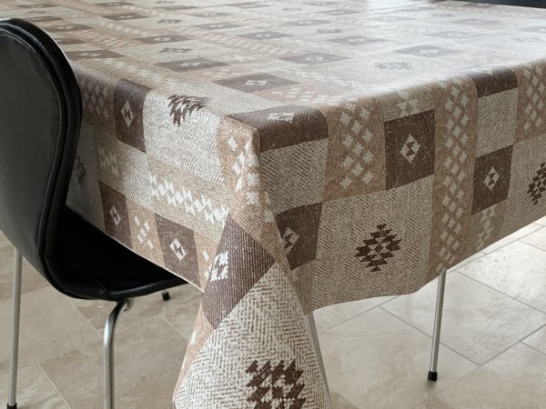 Voksdug Brun og beige tern med grafisk mønster, struktureret, 140 cm fra textilogvoksdug.dk