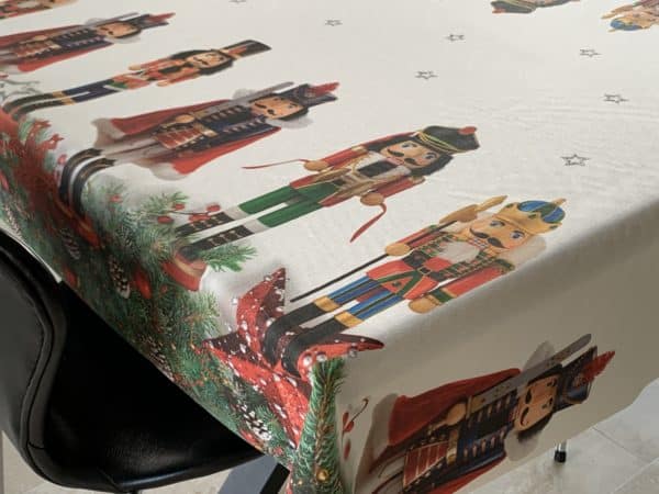 Juleakryl-/tekstildug Nøddeknækkere julefigur, snefnug og julestjerner, med antiskrid, 140 cm fra textilogvoksdug.dk