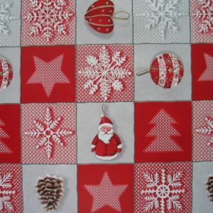 Julevoksdug Rød og Grå tern med julemænd, julekugler og snefnug, 140 cm fra textilogvoksdug.dk