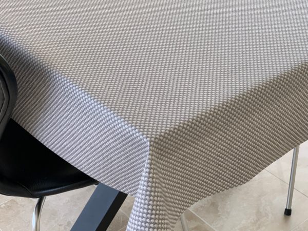 Akryl-/tekstildug små tern i grå, med antiskrid, 140 cm fra textilogvoksdug.dk