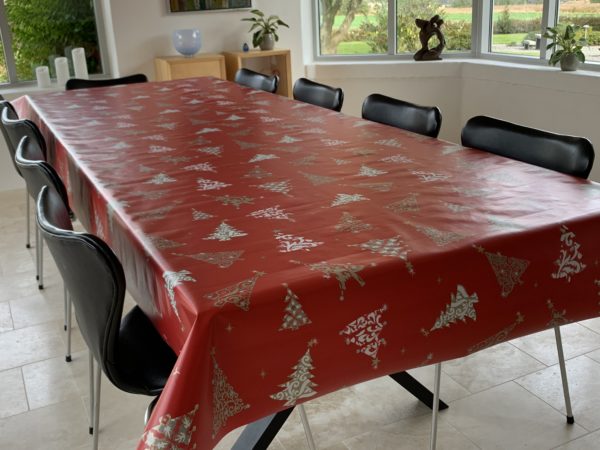Julevoksdug Rød med sølv juletræer 140 cm fra textilogvoksdug.dk