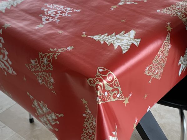 Julevoksdug Rød med sølv juletræer 140 cm fra textilogvoksdug.dk