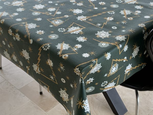 Juleakryl-/tekstildug Grøn med guld juletræer og snefnug, med antiskrid, 140 cm fra textilogvoksdug.dk