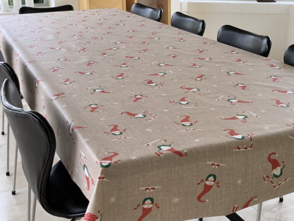 Juleakryl-/tekstildug Hørlook bund med nisser med julepynt og gaver, med antiskrid, 140 cm fra textilogvoksdug.dk