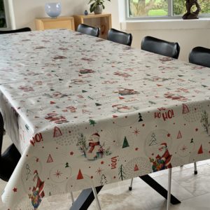 Julevoksdug Hvid med juletræer, julemænd og snemænd 140 cm fra textilogvoksdug.dk