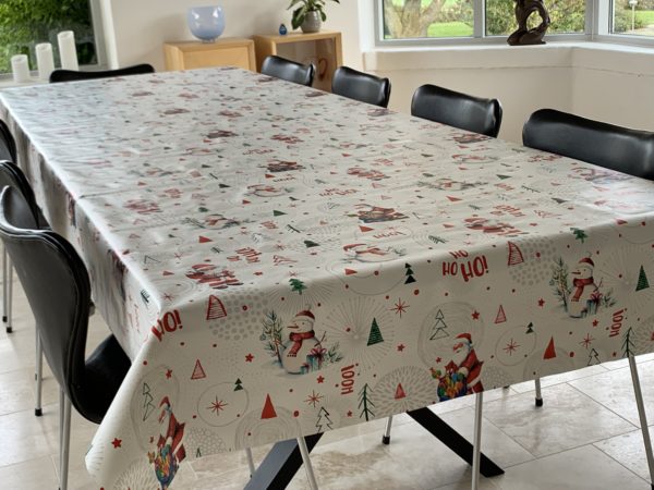 Julevoksdug Hvid med juletræer, julemænd og snemænd 140 cm fra textilogvoksdug.dk