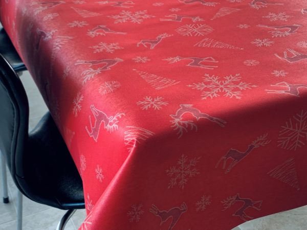 Damask juletekstildug Rød med flettet julehjerter, rensdyr og snefnug i rød og sølv, med antiskrid,fra textilogvoksdug.dk