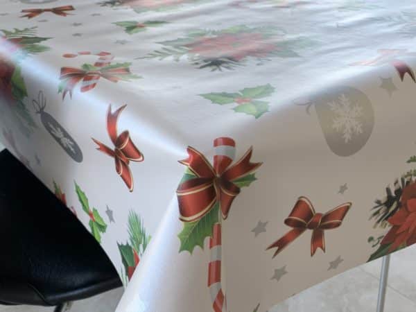 Julevoksdug hvid med julestjerner og slikstokke 140 cm fra textilogvoksdug.dk