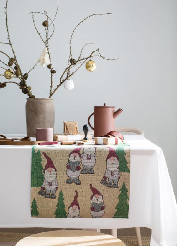 Ekelund jule Dinner for Two i sand med julenissekor og juletræer, 35 x 120 cm fra textilogvoksdug.dk