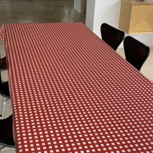 Tekstildug, Rød og hvid ternet med antiskrid, 140 cm fra textilogvoksdug.dk