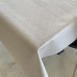 Textildug Grå med lysgrå geometrisk mønster og antiskrid, 140 cm fra textilogvoksdug.dk
