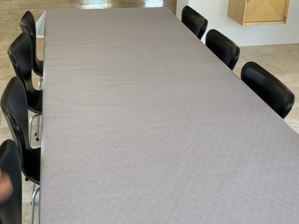Textildug Grå med lysgrå geometrisk mønster og antiskrid, 140 cm fra textilogvoksdug.dk