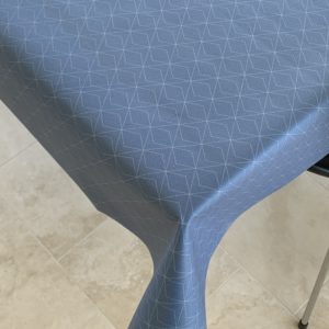 Textildug blå med lys blå geometrisk mønster og antiskrid, 140 cm fra textilogvoksdug.dk