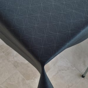 Textildug Sort med koks geometrisk mønster og antiskrid, 140 cm fra textilogvoksdug.dk