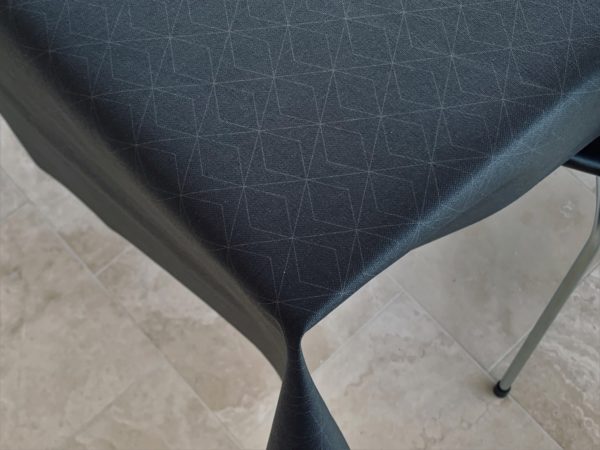 Textildug Sort med koks geometrisk mønster og antiskrid, 140 cm fra textilogvoksdug.dk