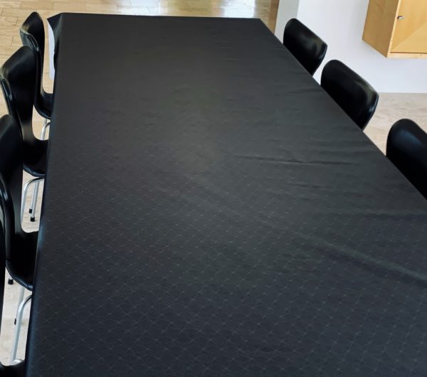 Textildug Sort med koks geometrisk mønster og antiskrid, 140 cm fra textilogvoksdug.dk