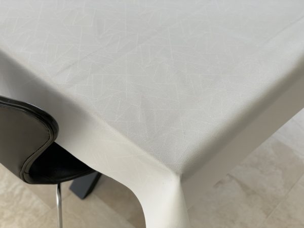 Jacquardvævet textildug, Hvid med indfarvet mønster og antiskrid, fra textilogvoksdug.dk