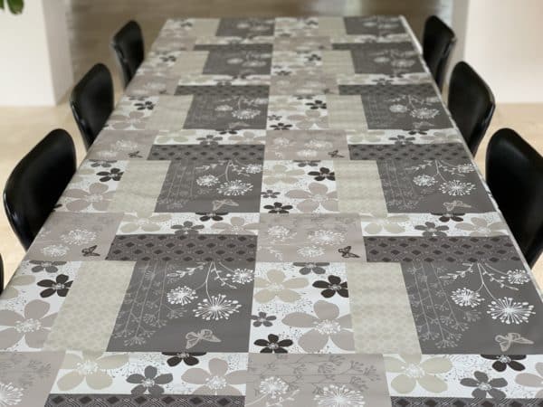 Voksdug firkantet mønster med grå og beige blomster, 140 cm fra textilogvoksdug.dk