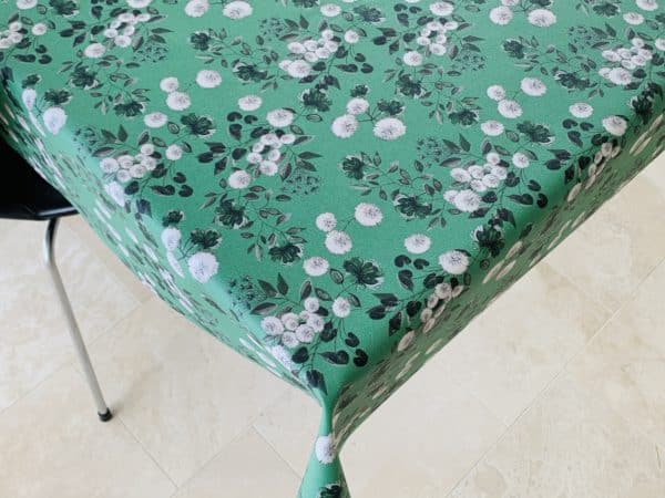 Textildug Grøn med mælkebøttefrø med antiskrid, 140 cm fra textilogvoksdug.dk
