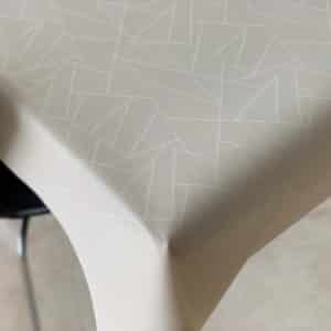 Jacquardvævet textildug, beige med indfarvet mønster og antiskrid, 140 cm fra textilogvoksdug.dk