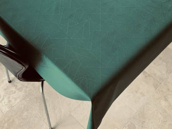 Jacquardvævet textildug, grøn med indfarvet mønster og antiskrid, 140 cm fra textilogvoksdug.dk