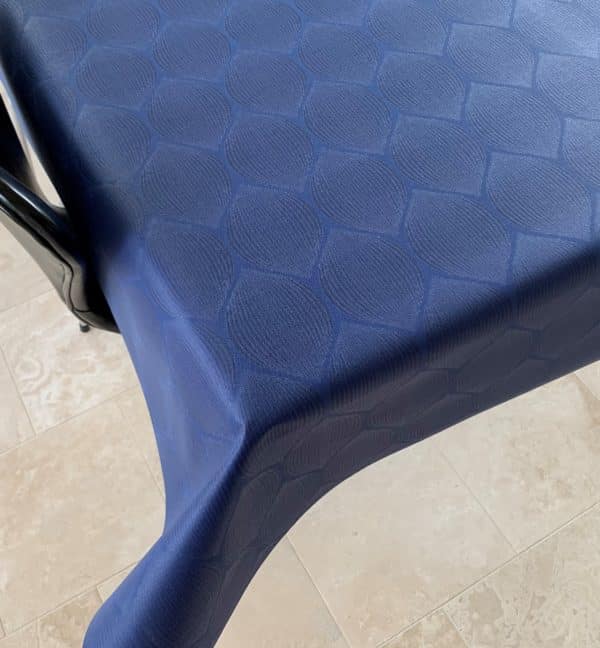 Jacquardvævet Akryl-/tekstildug Royal Blue med ovalt indfarvet mønster 140 cm fra textilogvoksdug.dk