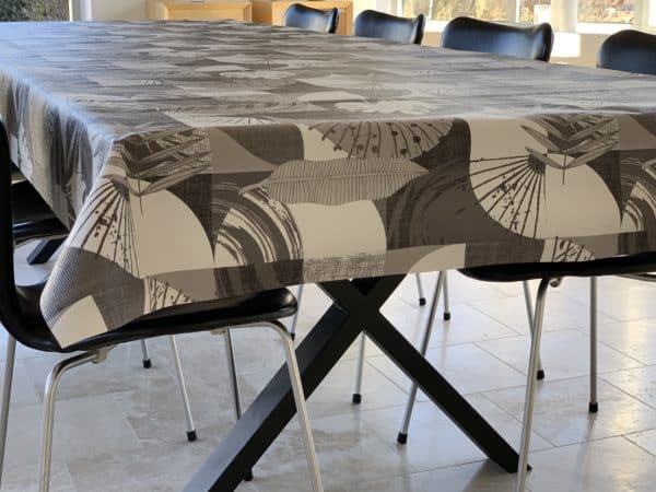 Voksdug koks grafisk mønster med grå blade, 140 cm fra textilogvoksdug.dk