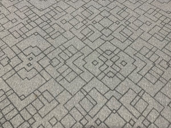 Textildug Lysgrå fleecelook med mørkegrå geometrisk mønster og antiskrid, 140 cm