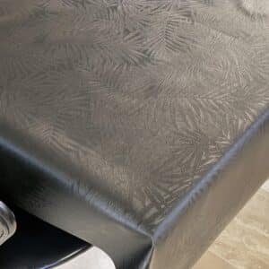 Jacquardvævet textildug, sort med indfarvet palmeblademønster, fra textilogvoksdug.dk