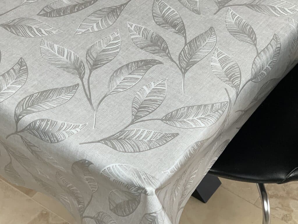 Voksdug Grå med sølvgrå blade, 140 cm fra textilogvoksdug.dk