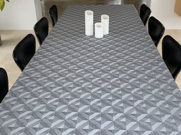 Akryl-/tekstildug med grafisk mønster i grå, med antiskrid, 140 cm fra textilogvoksdug.dk
