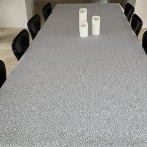 Akryl-/tekstildug med bladmønster i grå og hvid, med antiskrid, 140 cm