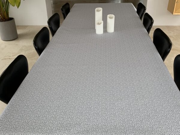 Akryl-/tekstildug med bladmønster i grå og hvid, med antiskrid, 140 cm