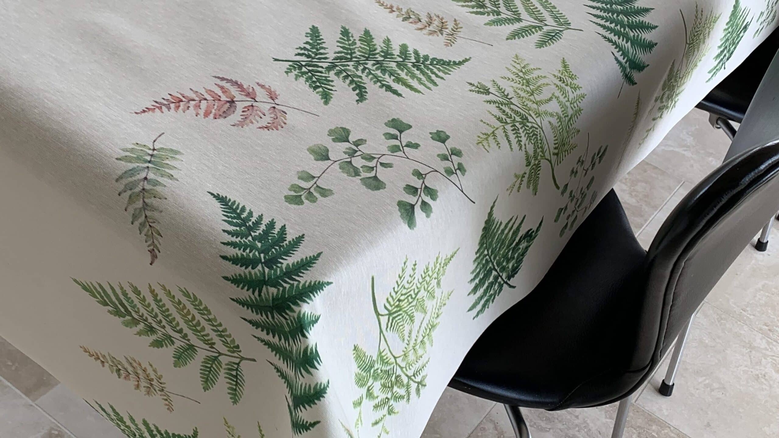 Textildug hvide med grønne grene, 140 cm fra textilogvoksdug.dk