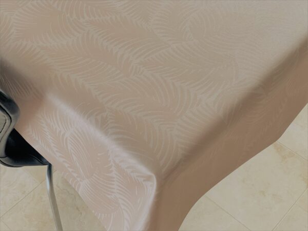Akryl-/tekstildug med indfarvet bladmønster i beige, med antiskrid, 140 cm fra tekstilogvoksdug
