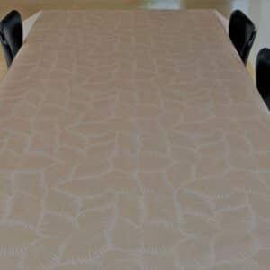 Akryl-/tekstildug med indfarvet bladmønster i beige, med antiskrid, 140 cm fra tekstilogvoksdug