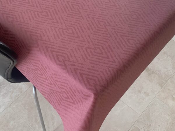 Akryl-/tekstildug med indfarvet firkantet mønster i rosa, med antiskrid, 140 cm fra tekstilogvoksdug