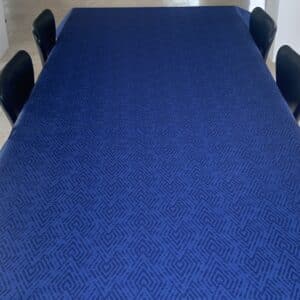 Akryl-/tekstildug med indfarvet firkantet mønster i blå, med antiskrid, 140 cm fra tekstilogvoksdug
