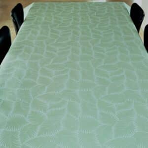 Akryl-/tekstildug med indfarvet bladmønster i olivengrøn, med antiskrid, 140 cm fra tekstilogvoksdug